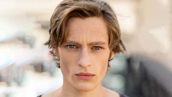 Mannenkapsels zomer 2027: dit zijn de haartrends. Langere haarlengtes en een gewild nonchalante hair styling. Foto ADVERSUS