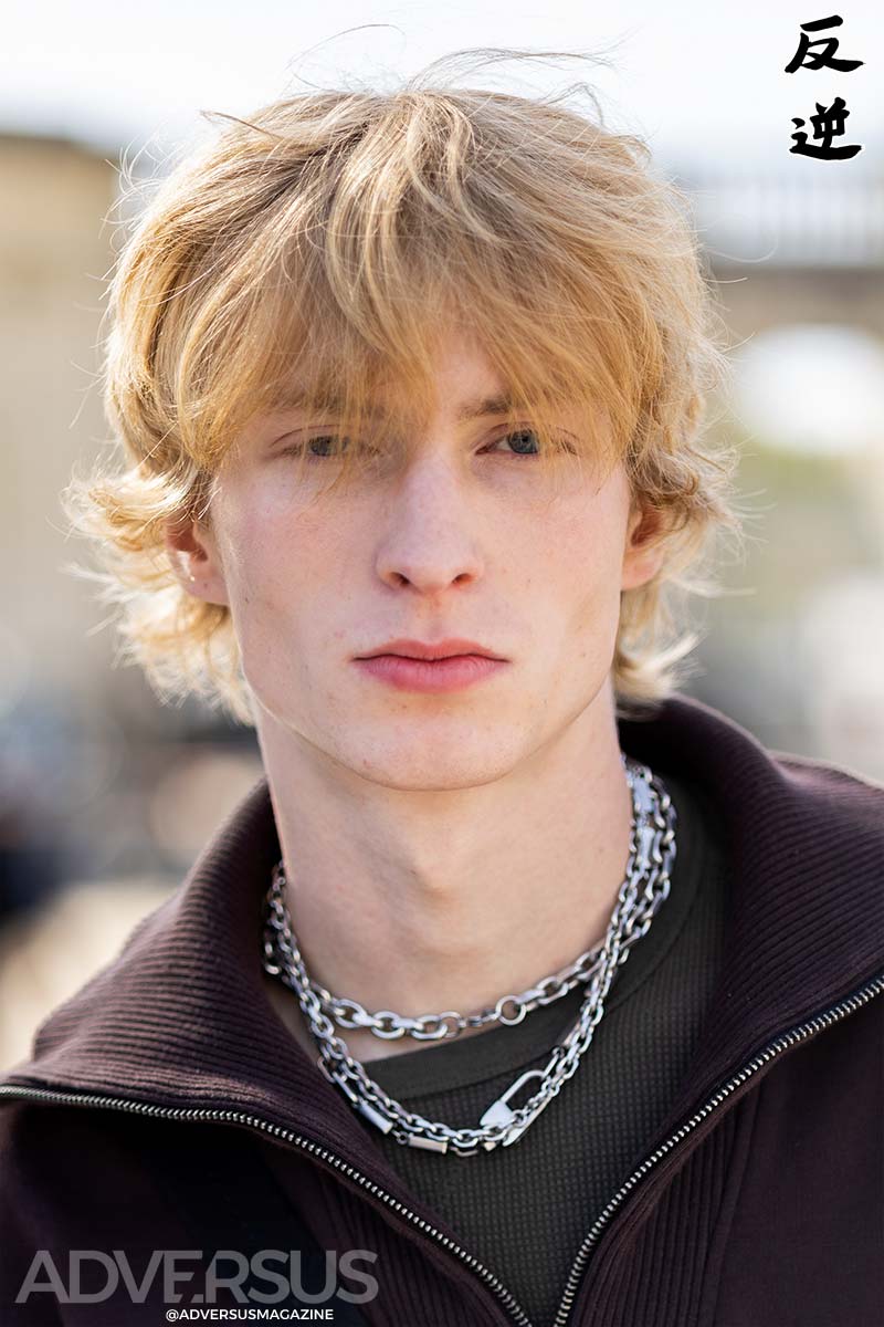 Imperfecte kapsels met gewild warrige pony's zijn een belangrijke haartrend voor 2027. Op deze foto een model met middenlang haar en lange pony. Foto ADVERSUS