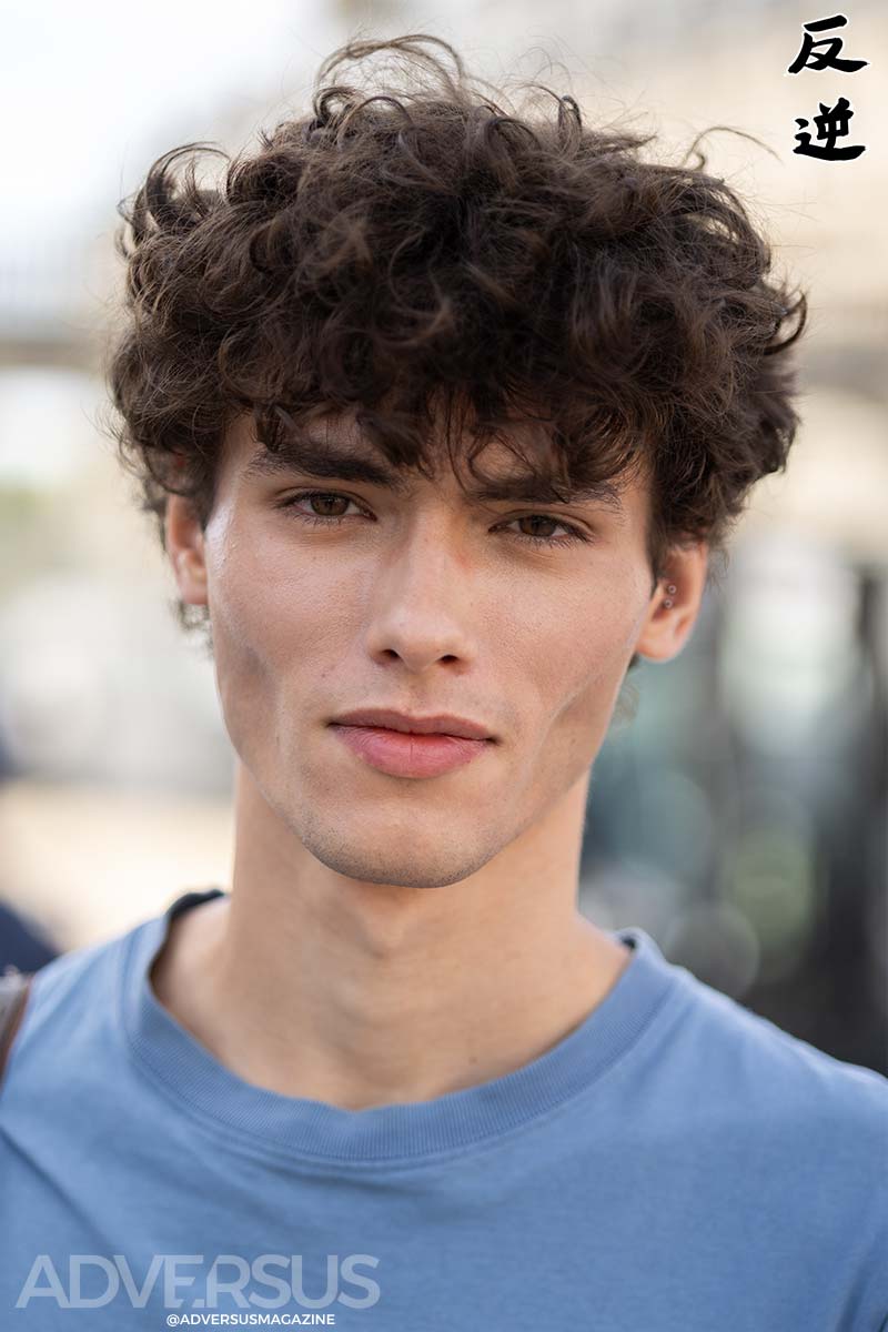 Mannelijk model met natuurlijke krullen bij Loewe. Krullen knip of style je in 2027 niet meer weg. Foto ADVERSUS