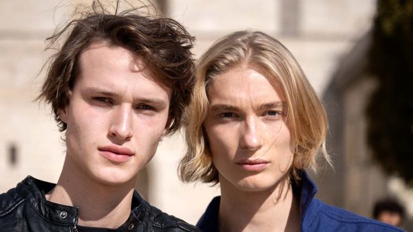 Mannenkapsels bij Loewe lente/zomer 2027: lekker nonchalant haar. Foto Charlotte Mesman